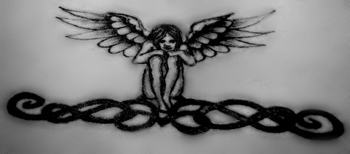 腰部黑色的链条和天使纹身图案