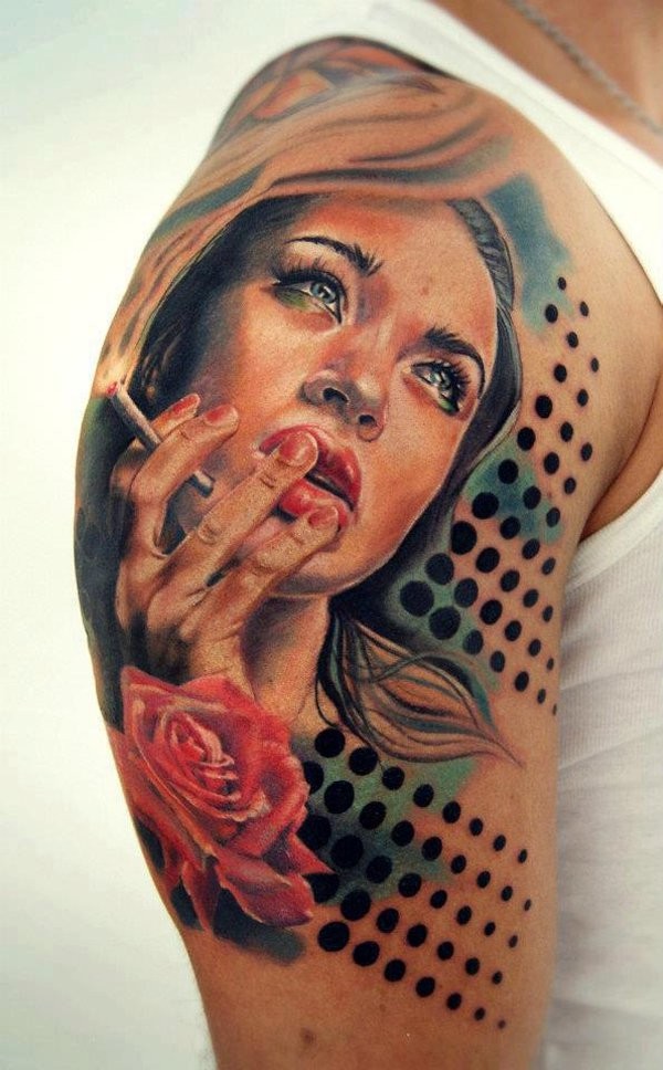 大臂迷人的3D年轻吸烟女士肖像和红玫瑰纹身图案