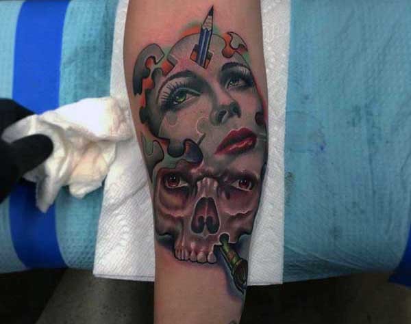 手臂壮观的彩色抽女性面具和骷髅纹身图案