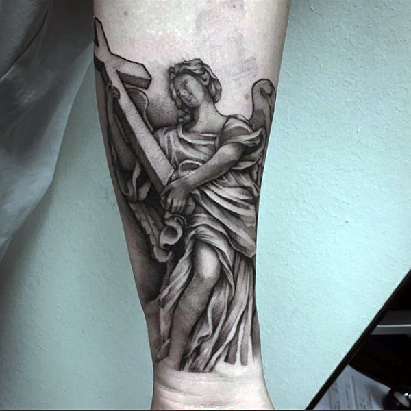 手臂简单的黑色天使十字架纹身图案