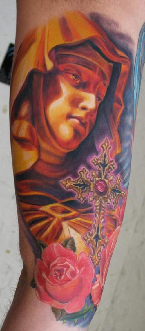 手臂惊人的金色圣母与十字架玫瑰纹身图案