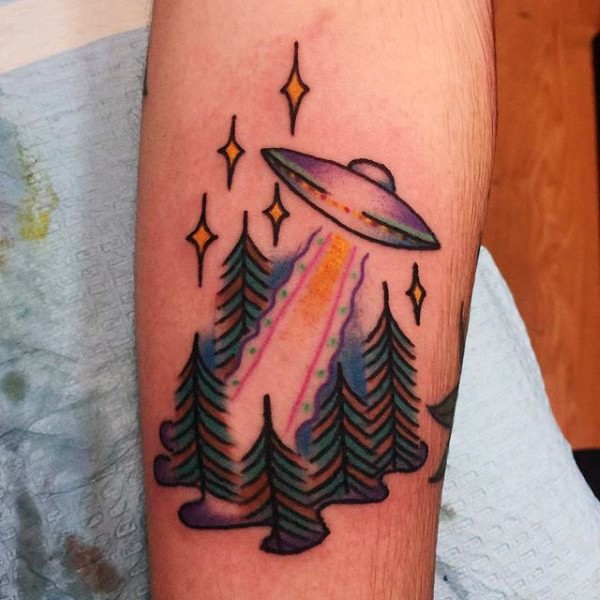 手臂五彩的外星飞船和森林纹身图案