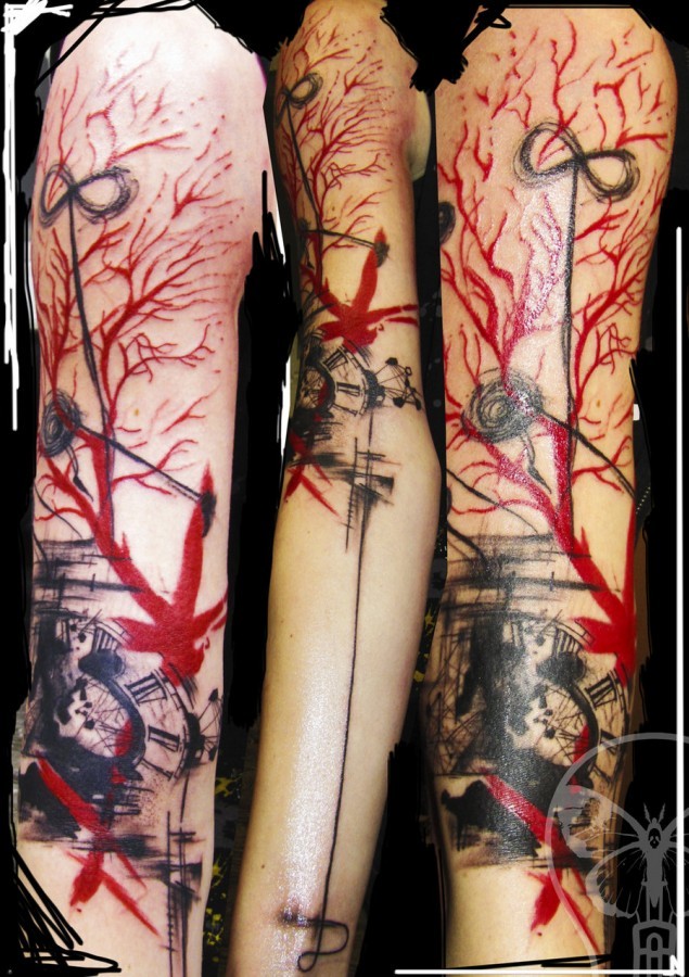 手臂线条风格的时钟与红色树枝纹身图案