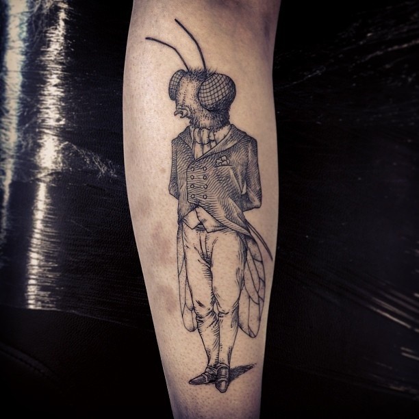 很酷的黑色人类形状昆虫手臂纹身图案