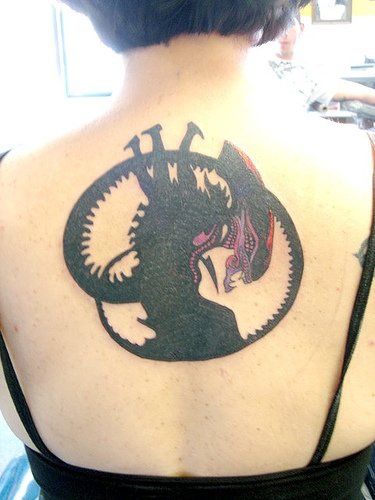 女生背部外星生物艺术纹身图案