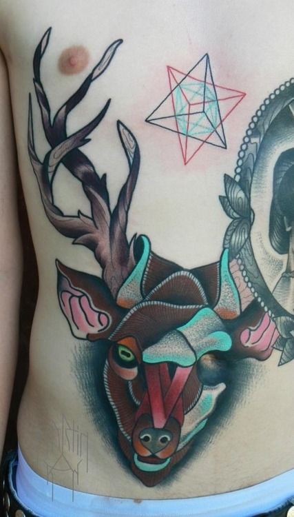 彩色鹿头和几何侧肋纹身图案