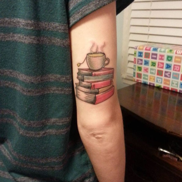 手臂热气腾腾的茶杯和书籍彩色纹身图案