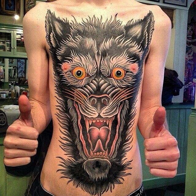 胸部传统的恐怖美式动物头纹身图案