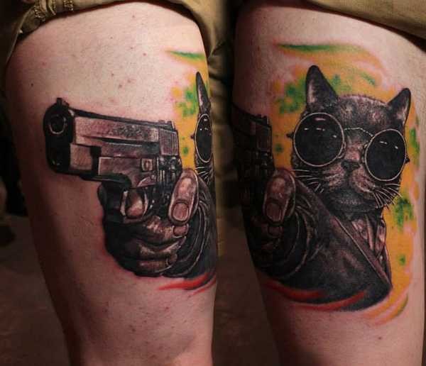大腿很酷的3D猫与手枪纹身图案