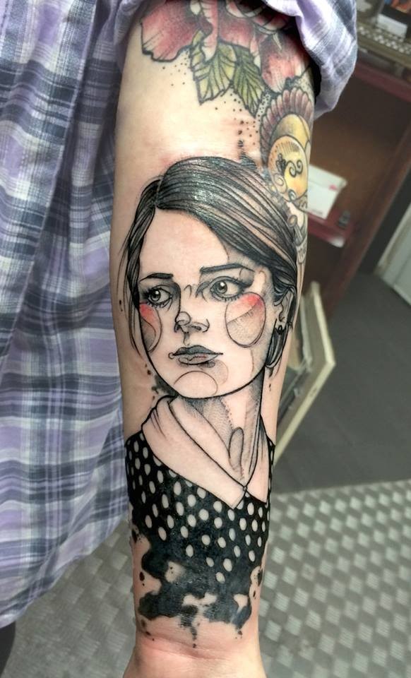 素描式彩色女子脸手臂纹身图案