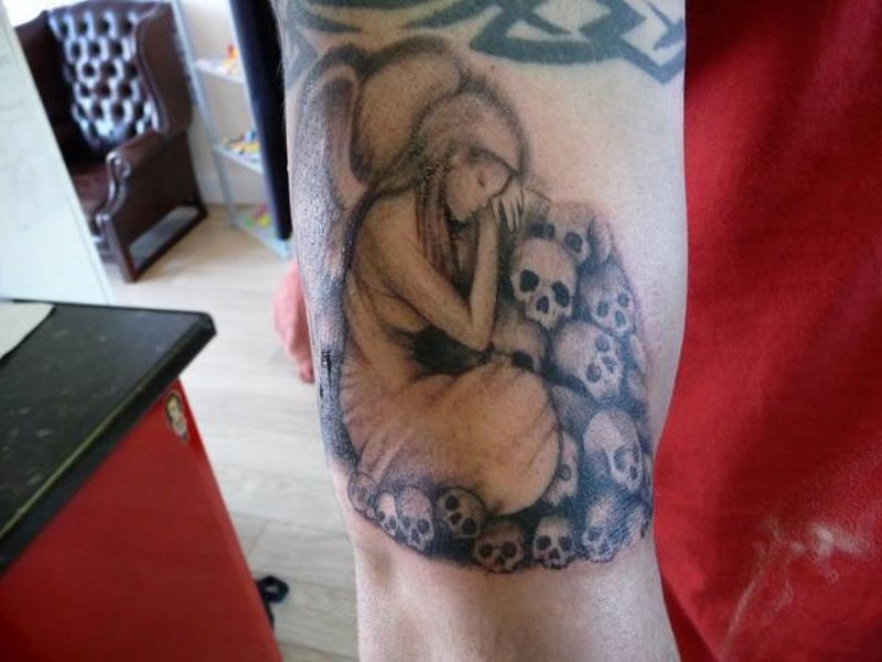 手臂悲伤的天使和骷髅纹身图案