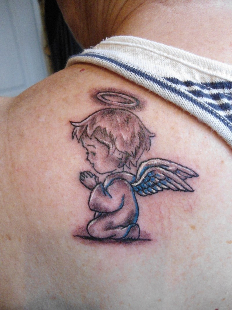 背部祈祷的小孩子天使纹身图案