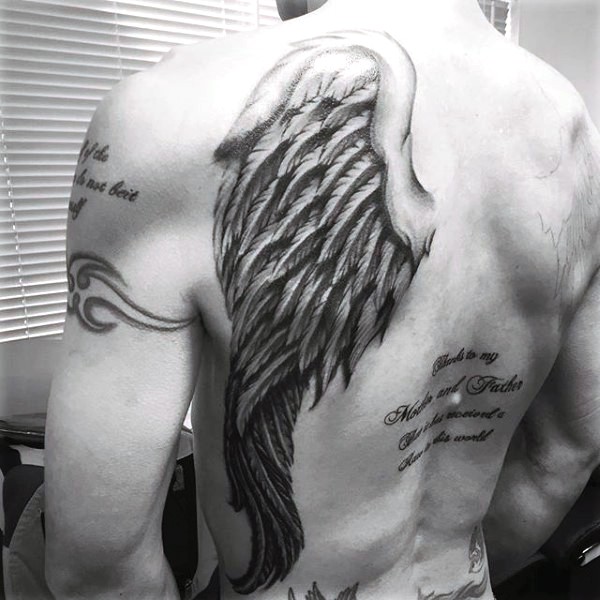 背部黑白天使翅膀和字母纹身图案