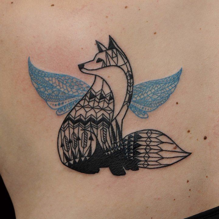 几何黑色狐狸与蓝色翅膀纹身图案