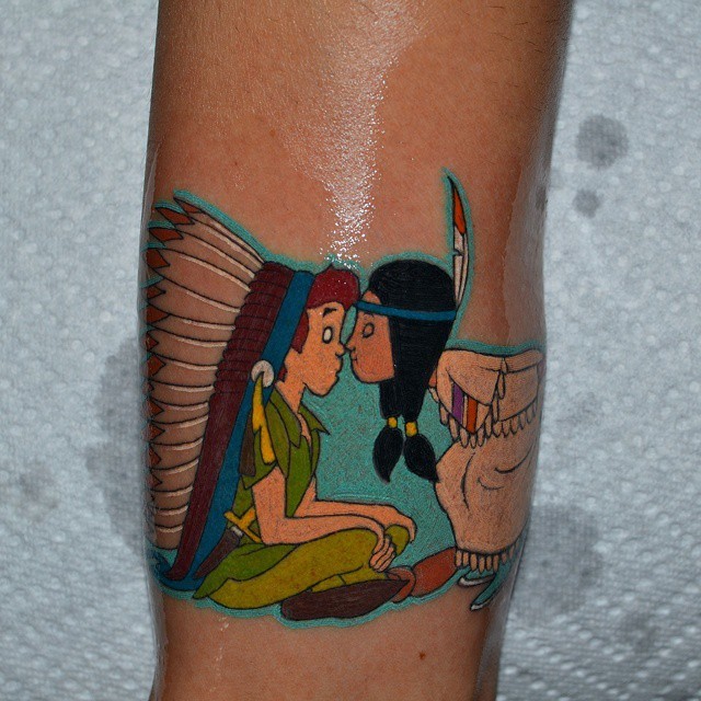 卡通风格的印度女孩和潘裕文彩色手臂纹身图案
