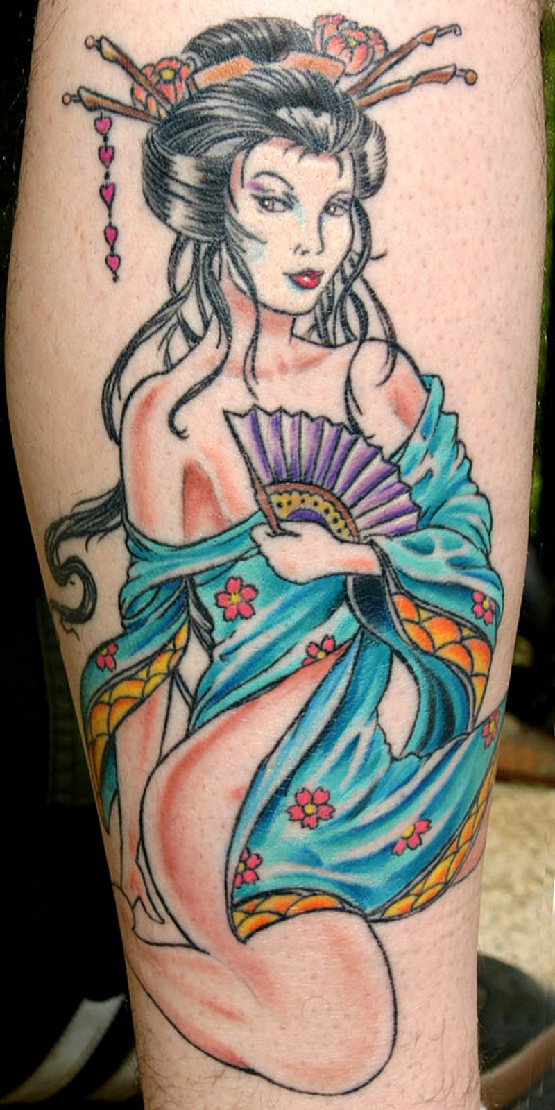 手臂彩色诱惑亚洲艺妓与小扇子纹身图案