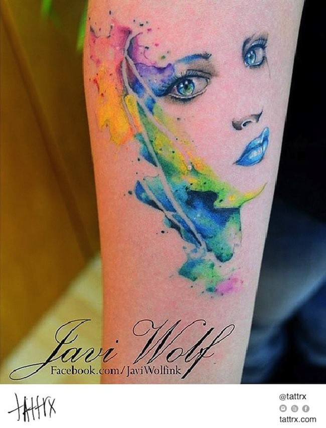 年轻漂亮的女孩肖像水彩泼墨手臂纹身图案