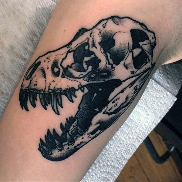经典的黑色恐龙头骨手臂纹身图案