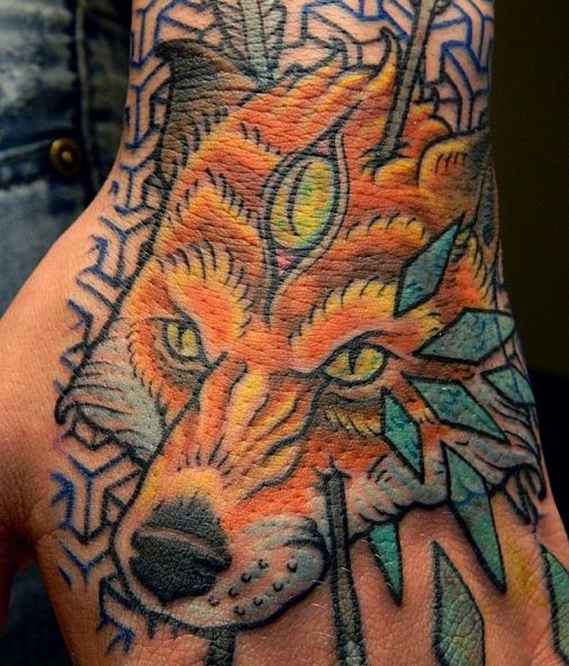 手背神秘设计的彩色狐狸纹身图案