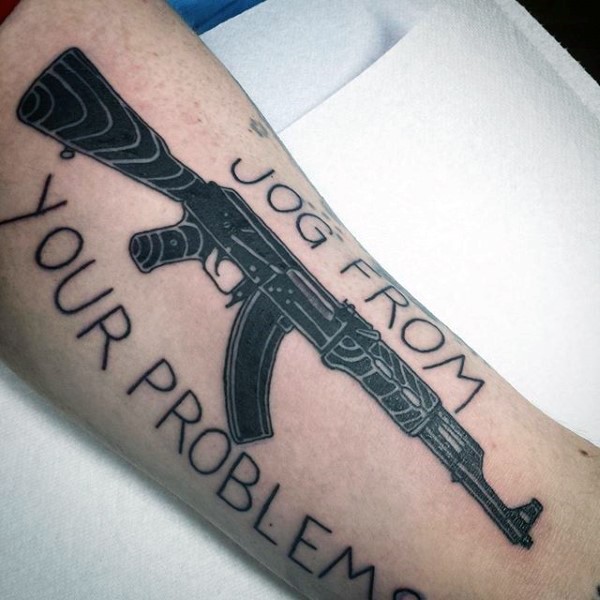 AK步枪和字母黑色手臂纹身图案