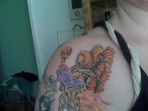 大臂彩色的天使纹身图案