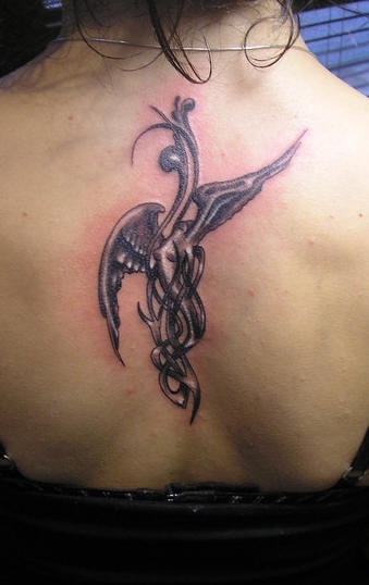 天使翅膀和藤蔓背部纹身图案