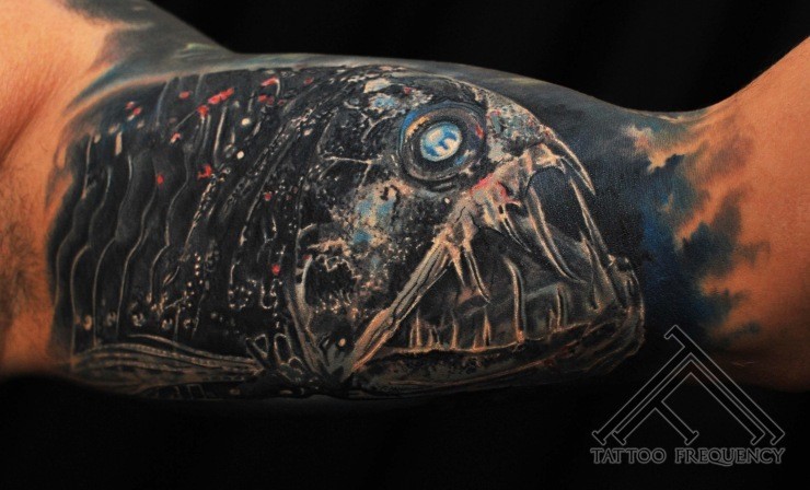 大臂非常逼真的外星异形鱼纹身图案