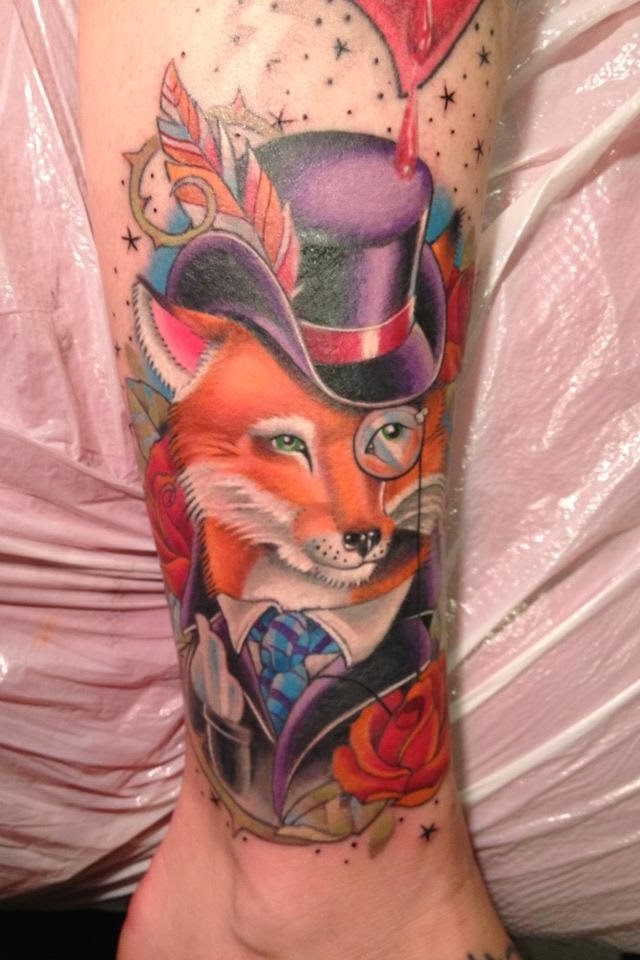 彩色狐狸帽子和花朵小腿纹身图案