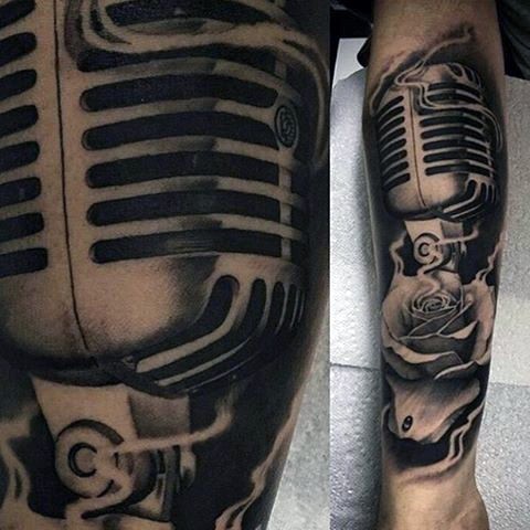 黑白色玫瑰花与麦克风写实手臂纹身图案