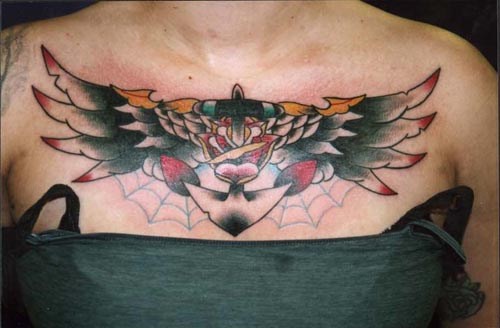 胸部翅膀和船锚彩色纹身图案