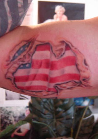 手臂美国国旗和皮肤撕裂纹身图案