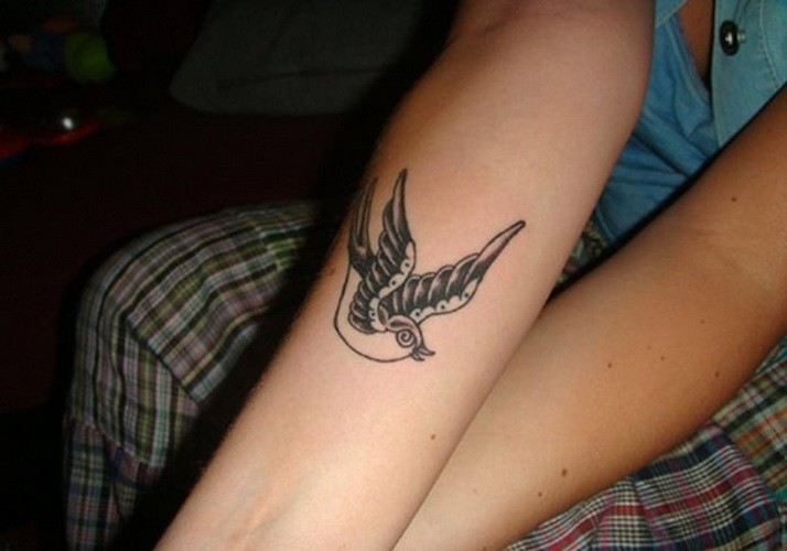 女性小臂黑白燕子纹身图案