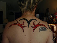 背部黑色和红色部落符号纹身图案