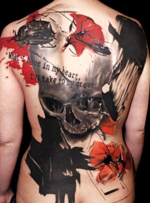 背部现代风格骷髅和花朵纹身图案