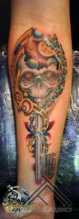 手臂神秘的骷髅与钥匙组合纹身图案