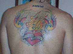 背部燃烧圣心与燕子纹身图案