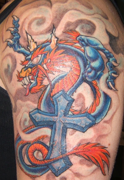 大臂亚洲龙与蓝十字架纹身图案