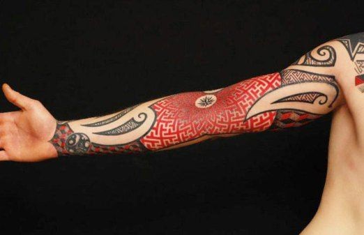 手臂优雅的黑色和红色梵花纹身图案