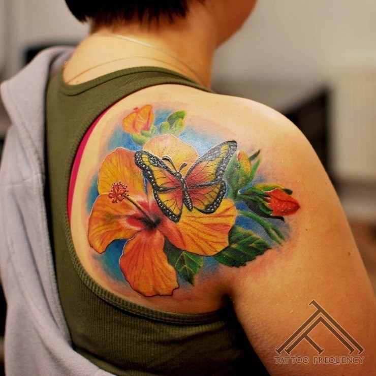 背部漂亮的彩色蝴蝶与花朵纹身图案