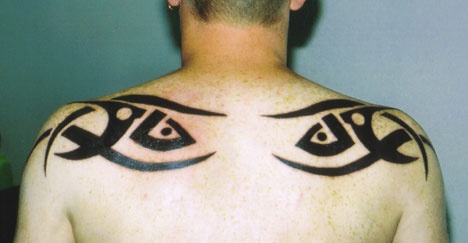 男性背部的部落眼睛纹身图案