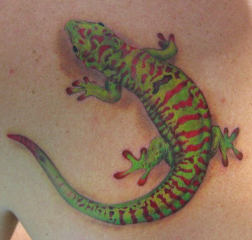 背部写实的绿色和红色壁虎纹身图案