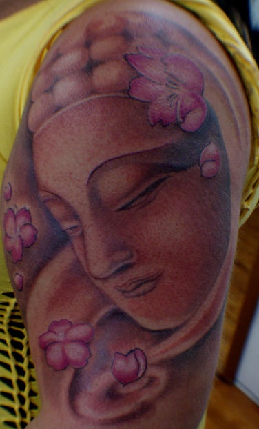 大臂佛像和彩色花朵纹身图案