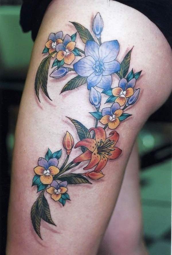 大腿美丽的彩色花朵纹身图案