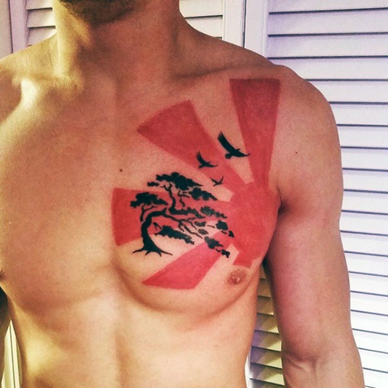 胸部亚洲风格的红太阳和黑色树小鸟纹身图案