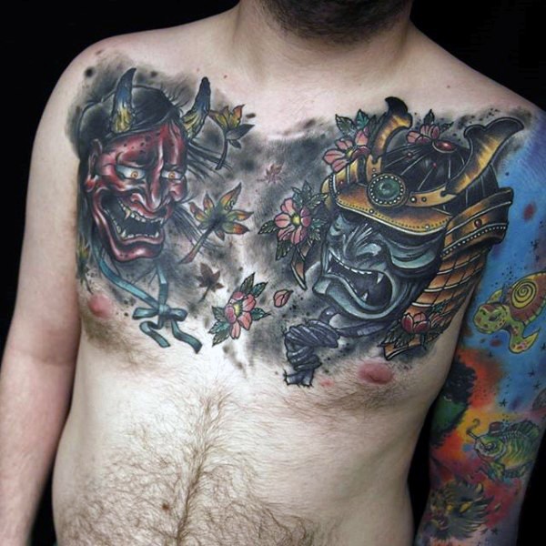 男性胸部多彩的武士面具和般若纹身图案
