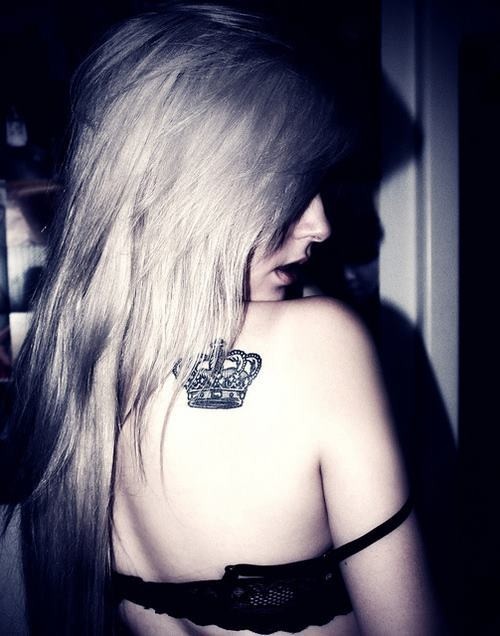 女孩背部黑色的小皇冠纹身图案