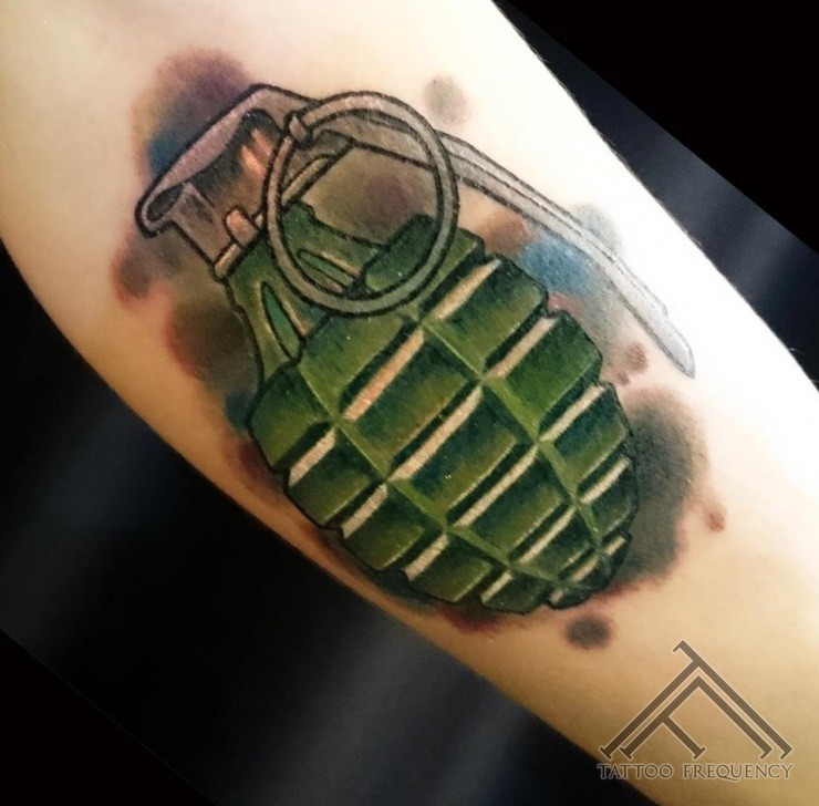手臂卡通风格的漂亮彩色手榴弹纹身图案