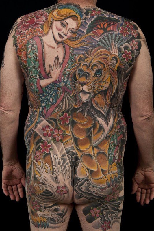 背部彩色的女人和狮子花朵纹身图案