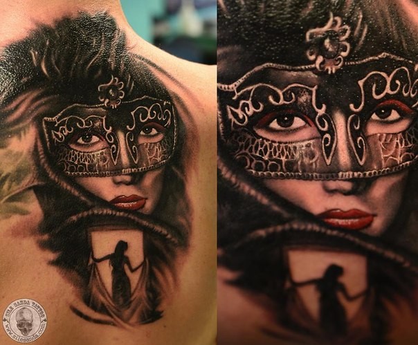 背部戴面具的神秘女性纹身图案