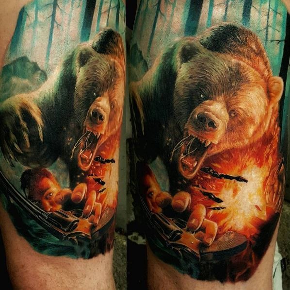手臂邪恶熊攻击男子与手枪纹身图案